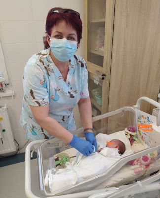 Jaroslava Dávidová ošetruje bábätká na novorodeneckom oddelení už 32 rokov. „Najdôležitejšie je naučiť sa vnímať novorodenca očami. On vám nepovie, že ho niečo bolí“
