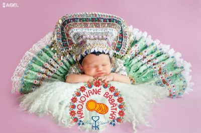 Originálne fotky novorodencov v krojoch – snúbi sa v nich bábätko, tradícia, krása a realita