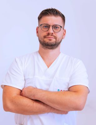 Úrazový chirurg zvolenskej nemocnice Lukáš Mesiarik: „Drž sa pri zemi, aby si dlho nepadal a aby pád tak nebolel“